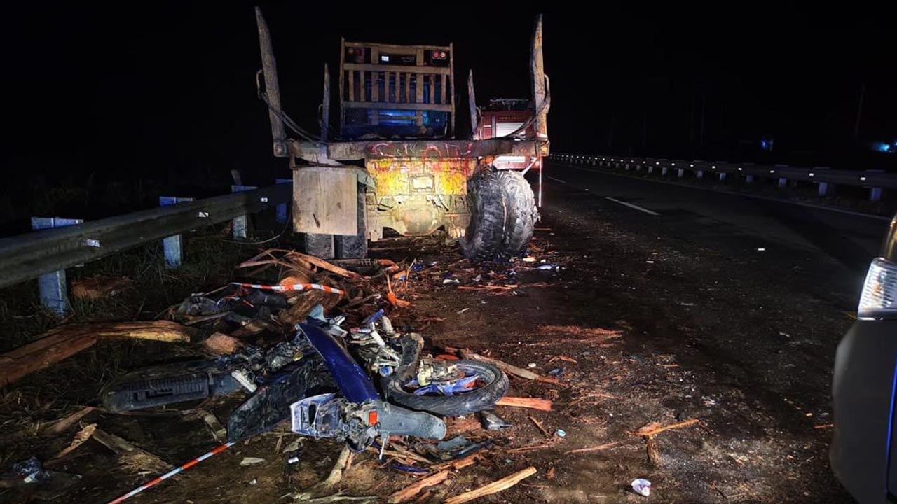 Suami isteri maut motosikal rempuh belakang lori rosak diparkir tepi jalan, polis cari pemilik