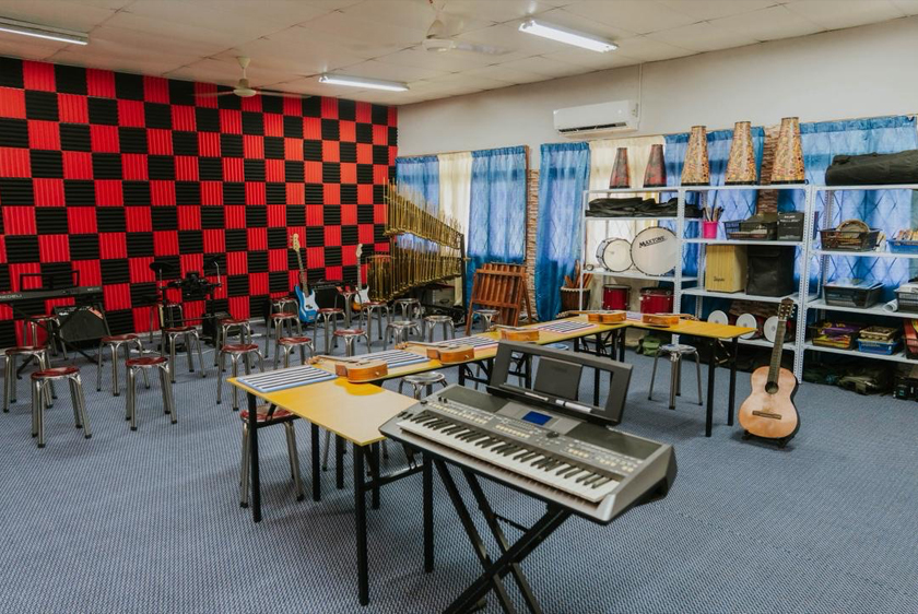Dengan dana RM50,000, Bilik Muzik Inklusif SKPK KK dinaik taraf dengan instrumen tradisional dan moden, permaidani, penyaman udara serta panel akustik yang meningkatkan dan mengekalkan getaran, sekali gus memudahkan murid masalah pendengaran dan pembelajaran merasai muzik dengan lebih jelas. - Gambar Taylor’s College