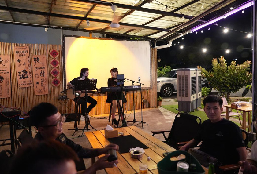 Kafe Tavern Six semakin menjadi perhatian disamping tayangan skrin besar terutamanya apabila musim bola. - Foto Astro AWANI