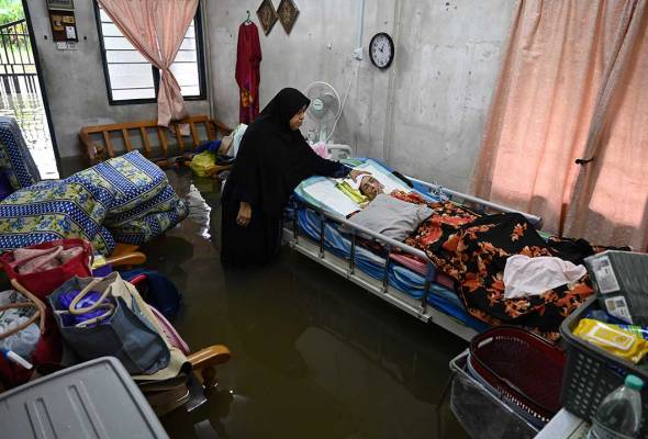 Air naik dengan pantas, warga emas buntu selamatkan kakak terlantar