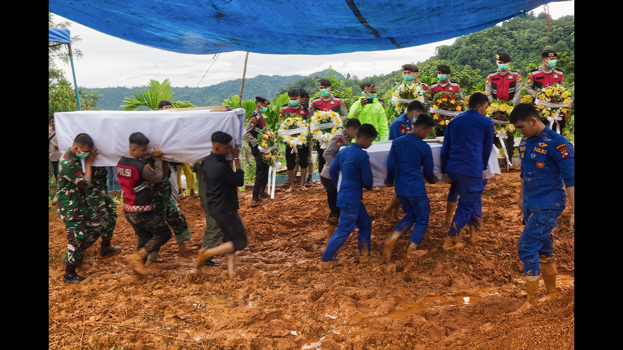 Pengebumian beramai-ramai diadakan untuk mangsa banjir yang tidak dikenal pasti di Indonesia<