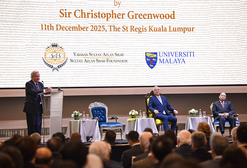 Sultan Nazrin berkenan mendengar ucapan yang disampaikan oleh Greenwood mengenai 'Can International Law Make a Difference in Time of War?' pada The 35th Sultan Azlan Shah Law Lectures 2025. --fotoBERNAMA