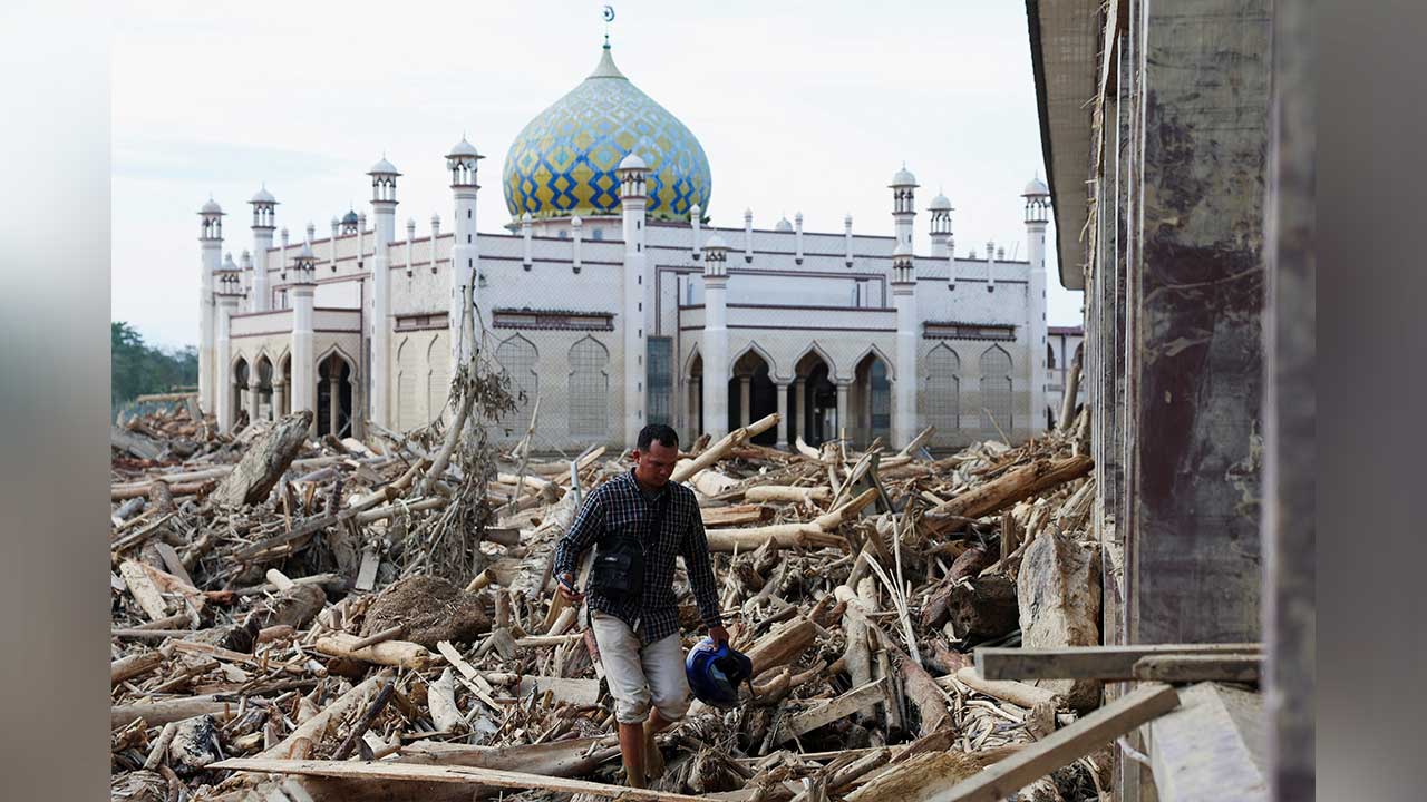 Banjir Sumatera: Polis Indonesia bina telaga tiub, pulih bekalan air bersih<