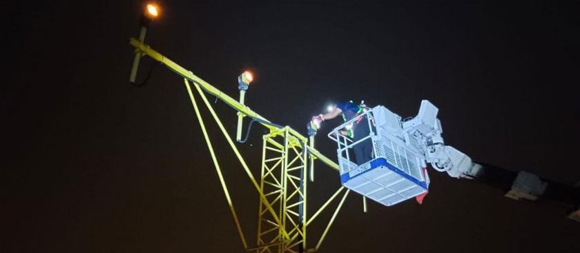 Anggota Airfield Ground Lighting (AGL) menjalankan penyelenggaraan lampu pandu visual yang menjadi komponen keselamatan utama ketika pesawat berlepas dan mendarat pada waktu malam.