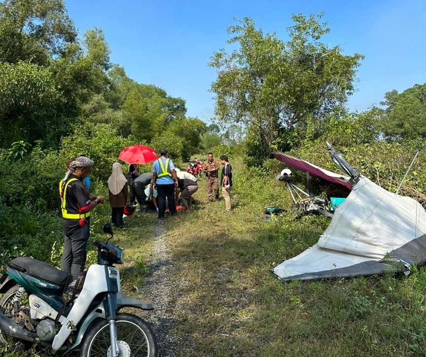 Seorang juruterbang dan seorang pelatih cedera selepas pesawat ringan yang mereka naiki terlibat dalam kemalangan di Lapangan Terbang Tekah. - Foto PDRM