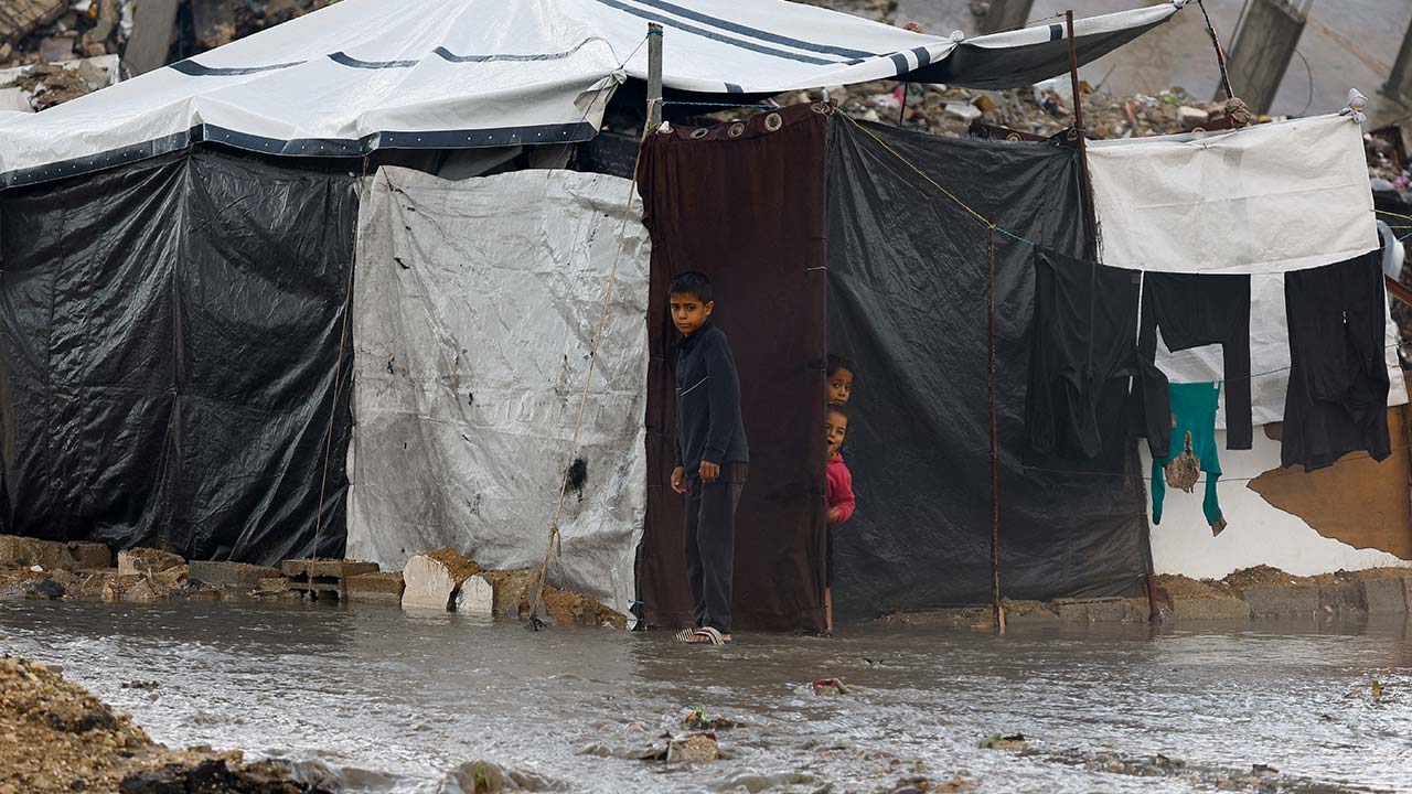 Hujan lebat tenggelamkan ribuan khemah penduduk yang hilang tempat tinggal di semenanjung Gaza<
