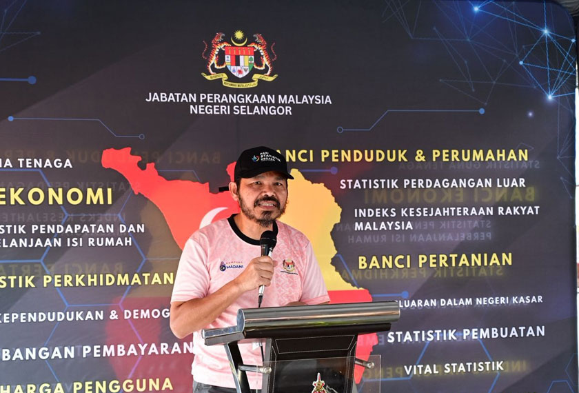 Uzir Mahidin ketika berucap pada program promosi Banci Ekonomi 2026 di Sabak Bernam yang bertujuan memperkukuh data PMKS dan sektor ekonomi informal. - Foto DOSM