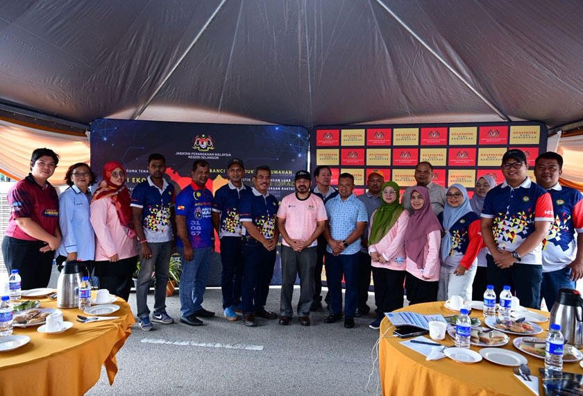 Barisan kepimpinan Jabatan Perangkaan Malaysia (DOSM) bersama wakil Majlis Daerah Sabak Bernam dan komuniti setempat sempena program promosi Banci Ekonomi 2026 di Sabak Bernam, Selangor. - Foto DOSM