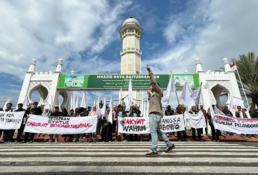 Masyarakat sivil di Aceh mengadakan demonstrasi aman, menuntut kerajaan Indonesia memenuhi keperluan hak asasi mangsa banjir. kredit x.com/remotivi