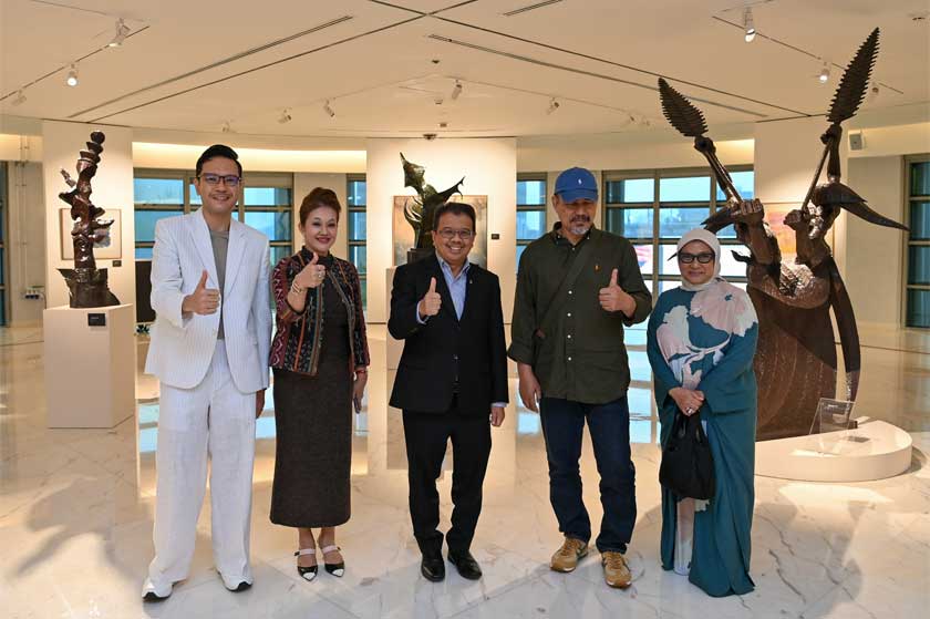 Dari kiri Jamal Afiq, Kerina Fauzi, Naib Presiden Hubungan Strategik dan Komunikasi PETRONAS, Ir Norafizal Mat Saad, M Nasir dan isteri, Datin Marlia Musa.