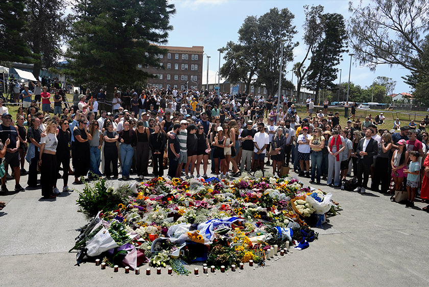 Orang ramai berkumpul di sekitar tugu peringatan bunga di Pavilion Bondi, Pantai Bondi, Sydney. - Foto AP