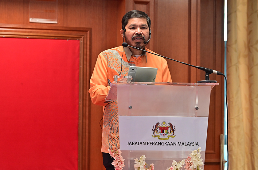 Mohd Uzir ketika merasmikan Majlis Pelancaran Akaun Satelit Budaya dan Kreatif 2024 pada Khamis di Dewan Anggerik, Jabatan Perangkaan Malaysia Putrajaya yang turut dihadiri Timbalan Ketua Perangkawan (Ekonomi) Siti Asiah Ahmad.  - Foto DOSM