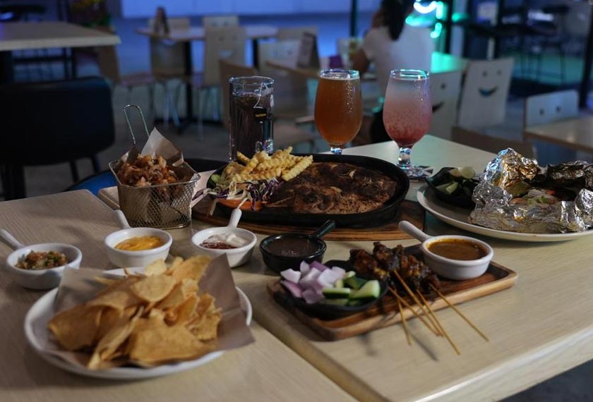 Antara pilihan menu makanan kegemaran termasuk Grilled Lamb Chop, Sate Ayam, Fried Calamari dan banyak lagi. - Foto Astro