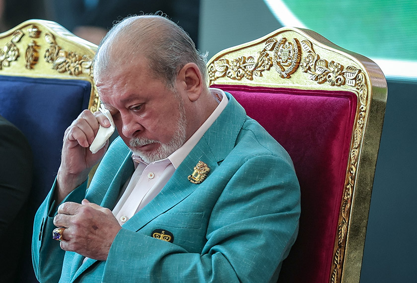 Yang di-Pertuan Agong Sultan Ibrahim sebak ketika menonton montaj khas memperingati pemergian Almarhum Tunku Abdul Jalil Sultan Ibrahim akibat kanser hati pada Majlis Perasmian Pusat Kanser Tunku Laksamana Johor di sini hari ini. - Foto Bernama