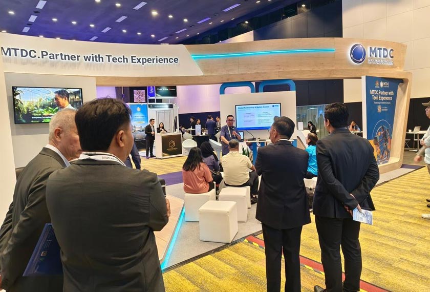 Di ASKL 2025, wakil MTDC menerangkan program dan laluan kerjasama kepada para pengunjung sambil memperincikan perkhidmatan ekosistem yang ditawarkan. -Gambar MTDC