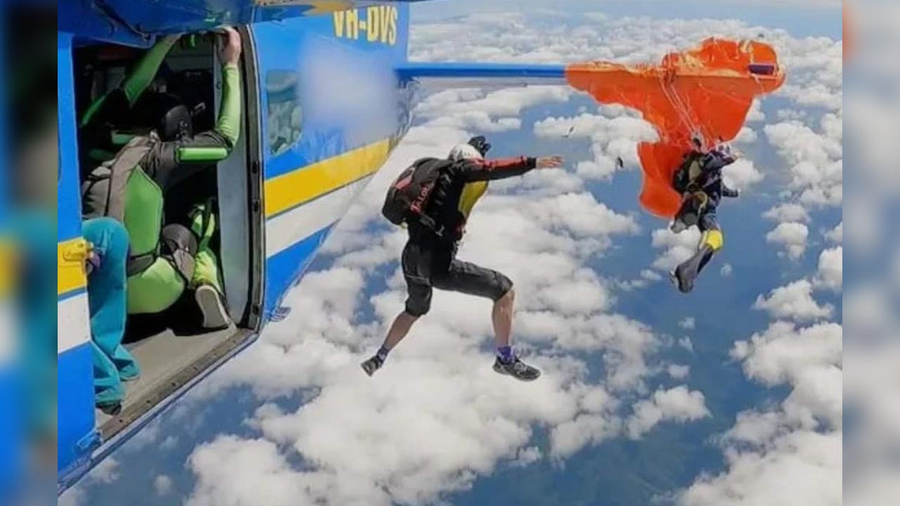 Payung terjun tersangkut ekor pesawat, penerjun tergantung di udara