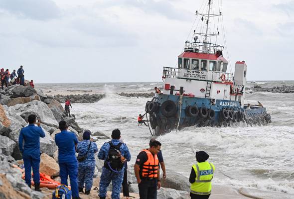Tiga selamat, tiga lagi terperangkap dalam insiden bot terdampar di Pantai Batu Rakit
