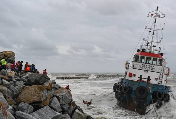 Tiga kru terperangkap dalam bot tunda terdampar berjaya diselamatkan