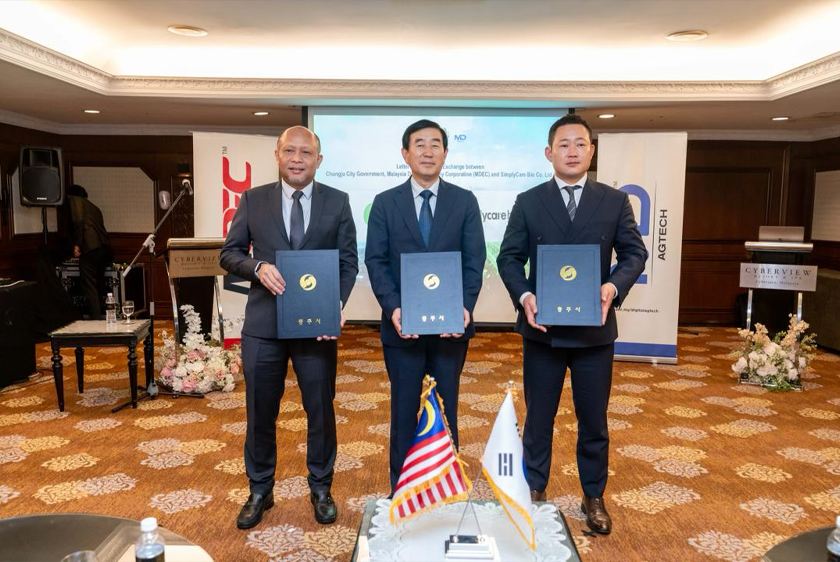 Ir Wan Murdani Wan Mohamad, Gil-Hyeong Cho dan Kim Sung Hoon selepas pertukaran Surat Hasrat (LoI) sempena pelancaran kerjasama AgTech digital Malaysia–Korea. -Foto MDEC