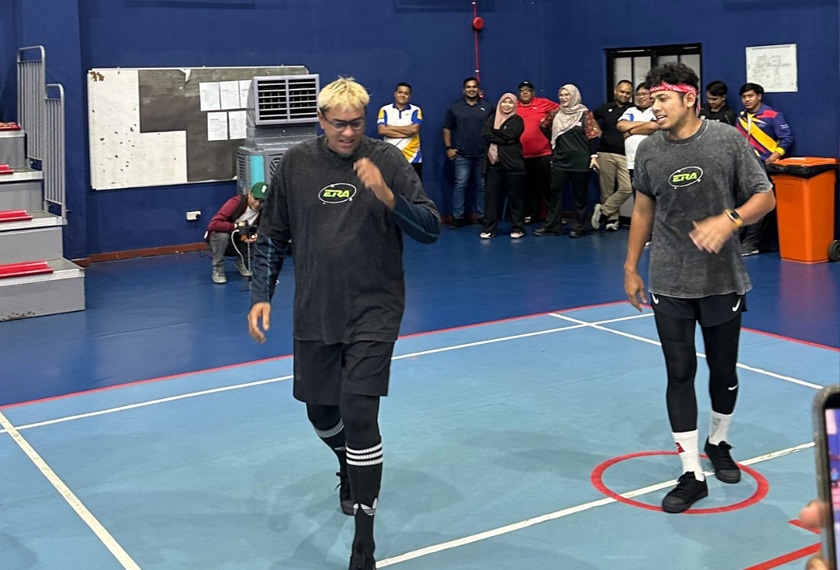 Selain latihan, persiapan turut melibatkan penyediaan pakaian khas untuk perlawanan tersebut, sekali gus menambahkan semangat dan keseriusan pasukan 3 Pagi ERA. - Foto ERA