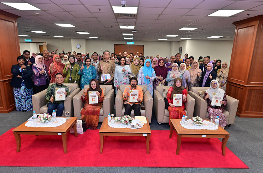 Mohd Uzir (tiga, kiri) ketika sesi bergambar bersama-sama tetamu kehormat dan para hadirin yang hadir untuk mendengar secara langsung tentang Akaun Satelit Budaya dan Kreatif 2024 secara menyeluruh. - Foto DOSM
