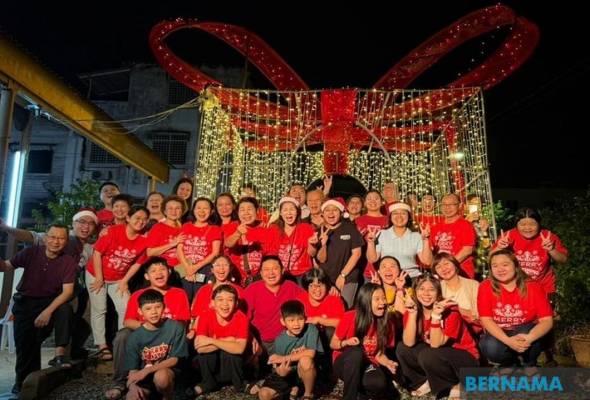Replika kotak hadiah gergasi warnai sambutan Krismas di Gua Musang