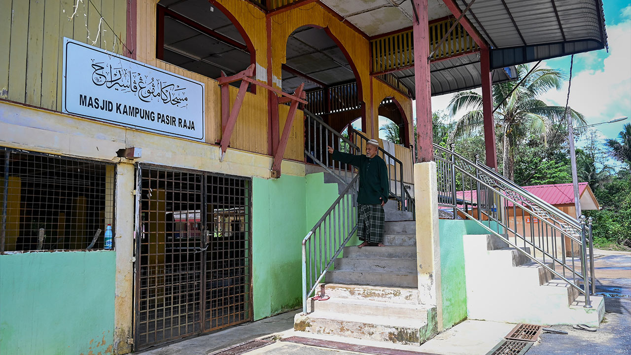 Kerap dilanda banjir, penduduk Kampung Pasir Raja rayu pembinaan masjid baharu<