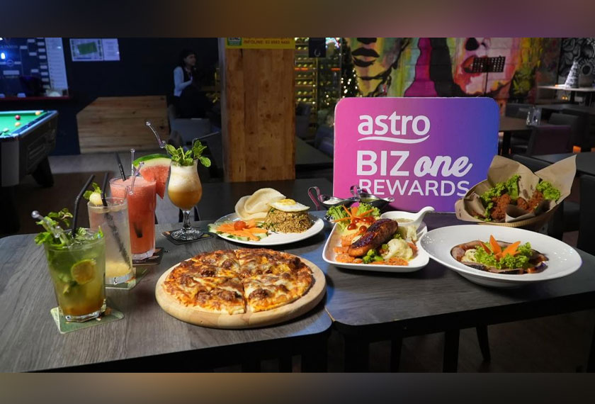 Antara makanan pilihan ramai di Brew Nation Kitchen termasuk Pizza Kambing Varuval, Grilled Salmon, Smoked Duck Aglio Olio, Nasi Goreng Kampung dan banyak lagi. - Foto Astro