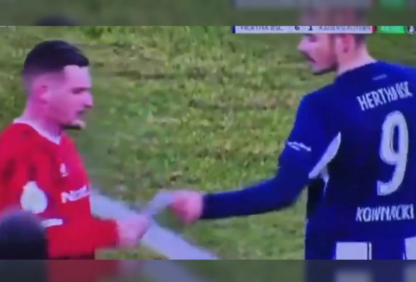 Kownacki (kanan) merampas nota dari tangan Ritter ketika perlawanan berlangsung. - Foto Sinar Harian