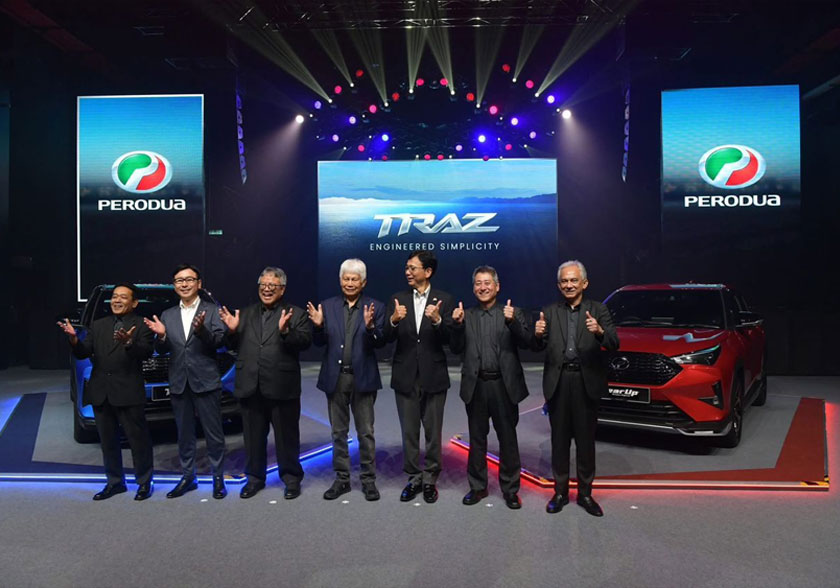 Barisan kepimpinan Perodua bergambar pada majlis pelancaran Perodua Traz di Petaling Jaya pada Rabu. - Gambar Perodua