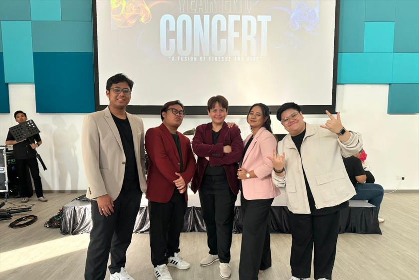 Esty Farah (tengah) bersama tenaga pengajar The Studio, (dari kiri) Akiff Muhammad, Nor Irfan Fitri, Nina Zahira dan Qahh Yusoff.