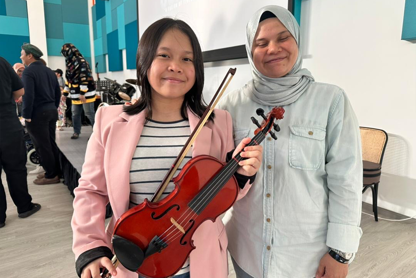 Nurrizq Amani (kiri) bangga dapat membuat persembahan disaksikan ibunya.