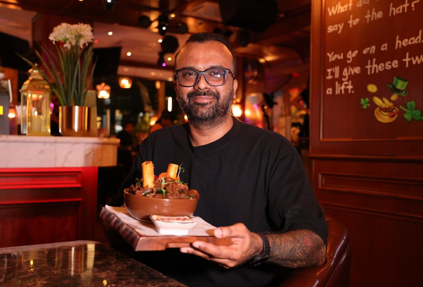 Satish (foto) ketika menunjukkan hidangan paling digemari ramai iaitu Claypot Bone Marrow. - Foto Astro