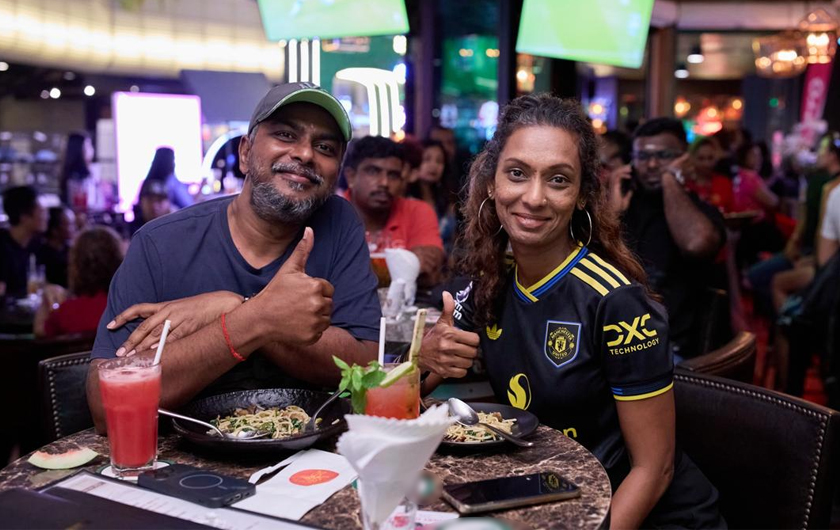 Suasana meriah di sekitar acara "Watch Party" di Rockafellers Kitchen. - Foto Astro