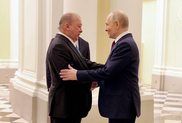 Sultan Ibrahim disambut mesra oleh Presiden Putin di muzium ikonik Hermitage Rusia