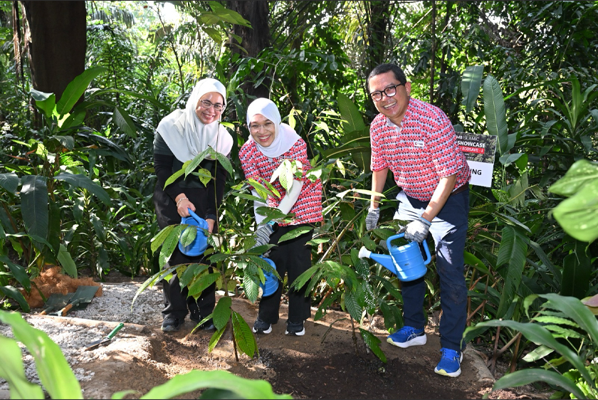(Dari kiri) Naib Presiden Kanan Perkhidmatan Korporat & Sokongan Khazanah Nasional Berhad, Fizulin Mohamed Zin; Pengerusi CIMB Islamic, Datin Azlina Mahmad; dan Ketua Pegawai Eksekutif CIMB Islamic, Ahmad Shahriman Mohd Shariff ketika sesi menanam pokok di Taman Tugu, Kuala Lumpur sempena CIMB Islamic Green Showcase diperkasa EcoSave-i. - Foto CIMB Islamic Bank Bhd