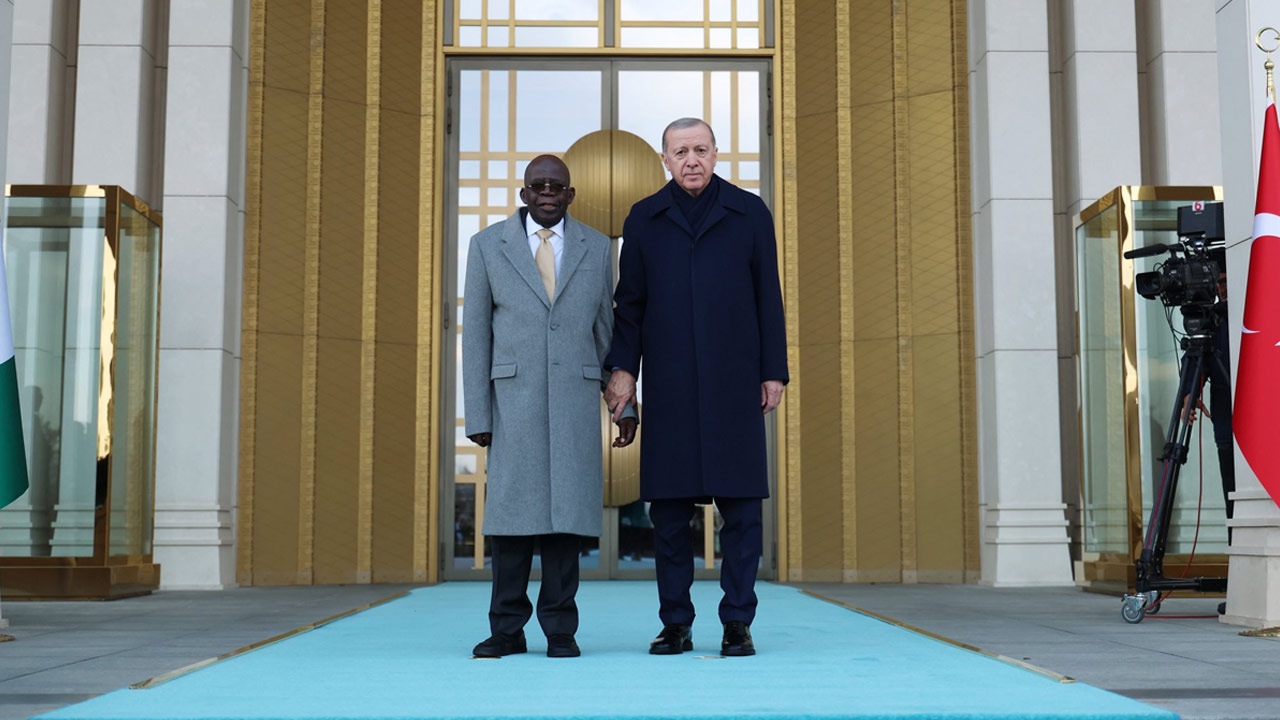 Presiden Nigeria dalam keadaan baik selepas terjatuh ketika majlis sambutan di Turkiye