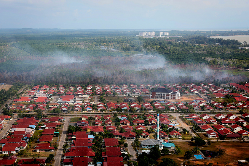  Kawasan kebakaran tanah gambut hampir 100 hektar di Jalan Sungai Kapal, Taman Bayu Damai, Pengerang, yang dirakam dari udara ketika tinjauan bersama Unit Udara Jabatan Bomba dan Penyelamat (JBPM), hari ini. - Foto Bernama
