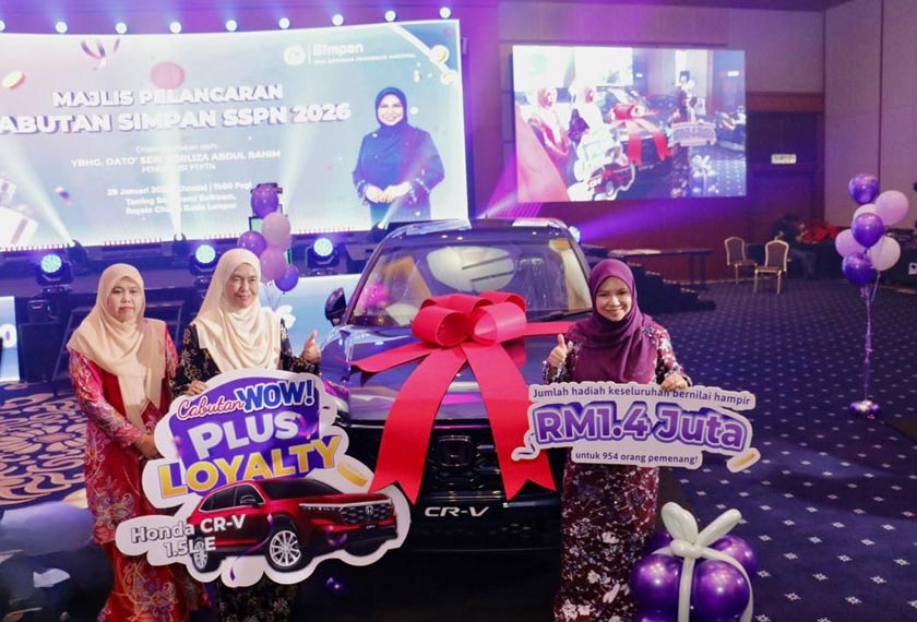 Datuk Seri Norliza Abdul Rahim (kanan), bergambar bersama hadiah utama Cabutan Simpan SSPN 2026 yang menawarkan jumlah keseluruhan hampir RM1.4 juta kepada para pendeposit. - Gambar PTPTN