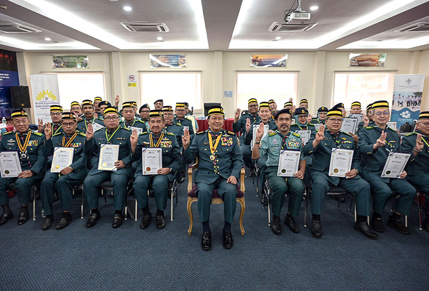 Ketua Pengakap Negara Mejar Jeneral Datuk Profesor Dr Mohd Zin Bidin (tengah) bergambar bersama penerima-penerima Sijil Pelantikan Ahli Majlis Pengakap Negara pada majlis induksi dan penyampaian sijil pelantikan itu di Ibu Pejabat Persekutuan Pengakap Malaysia (PPM) hari ini. - Foto Bernama