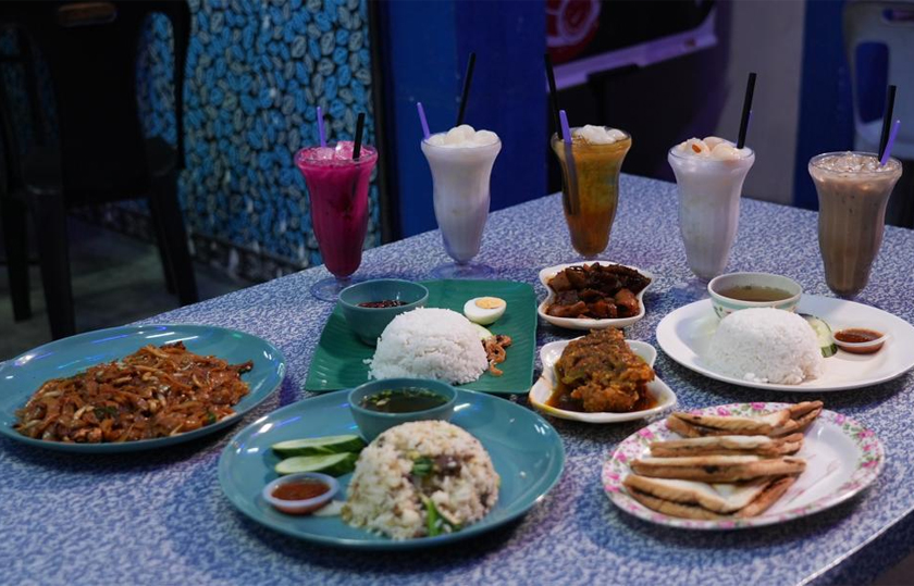 Pelbagai juadah makanan dan minuman di Ummi Station yang menjadi pilihan ramai kerana harga berpatutan dan rasa enak. - Foto Astro