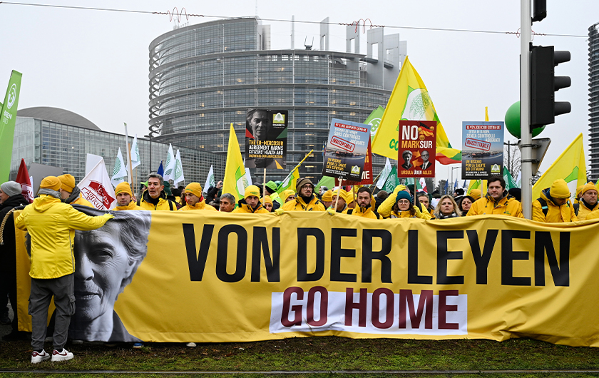 Petani Perancis mengadakan tunjuk perasaan membantah perjanjian Mercosur berdekatan Parlimen EU di Strasbourg, Perancis, 20 Jan 2026. (Foto AP)