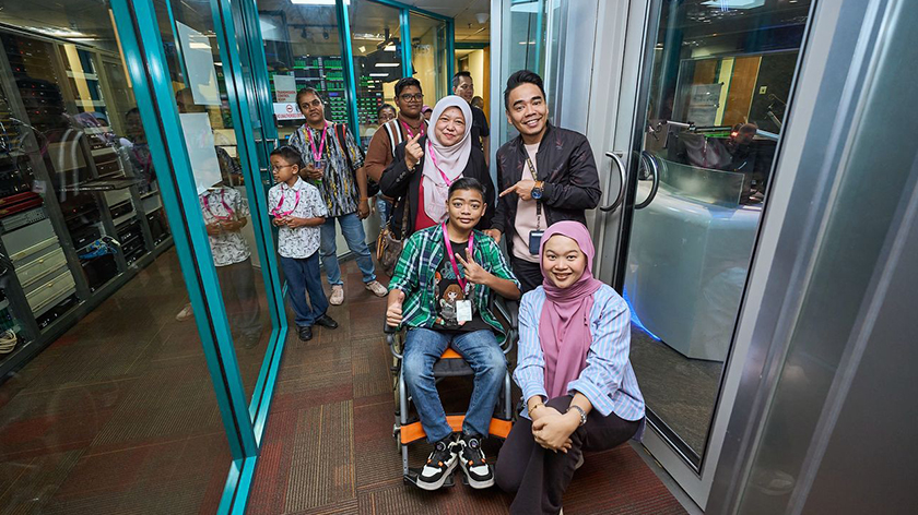 Kanak-kanak dan keluarga turut tidak melepaskan peluang bergambar bersama penyampai radio Astro. - Gambar RMHC Malaysia