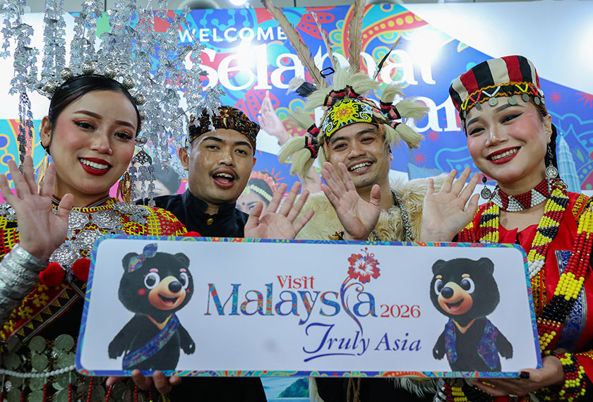 Penyambut tetamu memakai pakaian tradisional suku kaum di Sarawak menyambut ketibaan pelancong luar di Lapangan Terbang Antarabangsa Kuching, 1 Jan 2026. --fotoBERNAMA