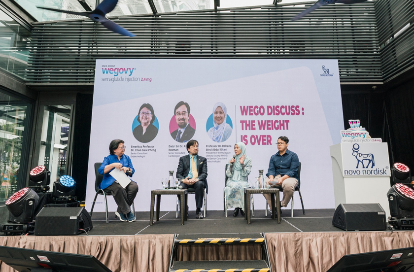 (Dari kiri) Profesor Emeritus Dr Chan Siew Pheng, Datuk Seri Dr Azhari Rosman, Profesor Dr Rohana Abdul Ghani dan pesakit yang hidup dengan obesiti, Ayyub Ketika membincangkan kesan obesiti sebagai penyakit kronik dan cara Wegovy® boleh menyokong orang dewasa yang layak dan hidup dengan berat badan berlebihan atau obesiti untuk hidup lebih ringan di bawah pengawasan perubatan semasa perbincangan panel di acara pelancaran media Wegovy®. - Foto Novo Nordisk Malaysia
