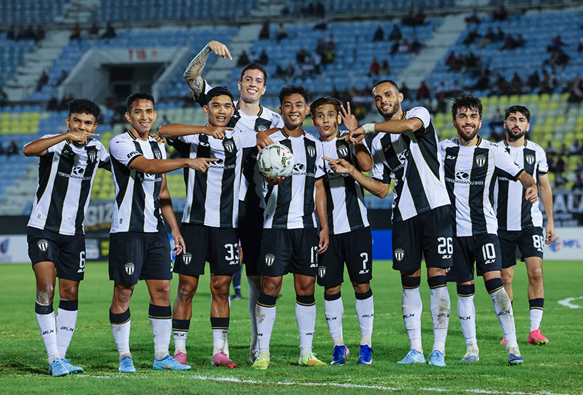 Pemain Terengganu FC Engku Nur Shakir Engku Yacob (tengah) meraikan kejayaan bersama rakan sepasukannya setelah melakukan hatrik gol semasa menentang pasukan UM Damansara United pada aksi Piala Malaysia di Stadium Sultan Mizan Zainal Abidin, Gong Badak, malam tadi. --fotoBERNAMA