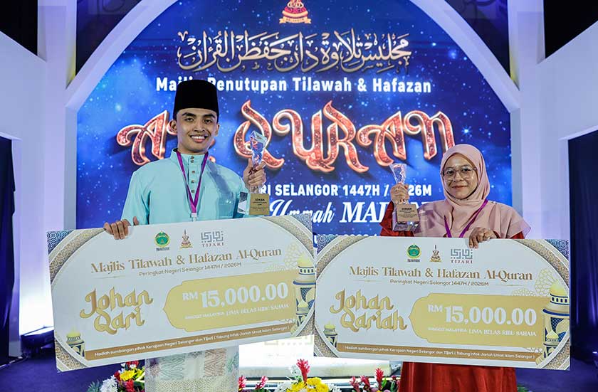 Muhammad Isyraq dan Pemenang Qariah Tilawah Al-Quran Nor Ruzana Natiah Jaafar pada Majlis Tilawah dan Hafazan Al-Quran Negeri Selangor 1447H/2026M di Dewan Syarahan dan Muzakarah Islam, Masjid Sultan Salahuddin Abdul Aziz Shah, Shah Alam, malam tadi. -- fotoBERNAMA