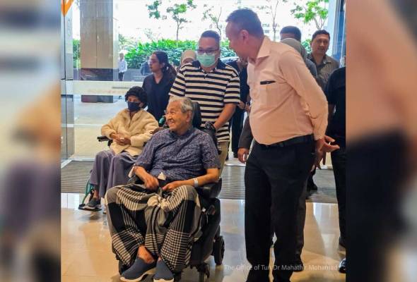 Dr Mahathir nikmati minuman coklat di luar hospital, tanda kesihatan semakin baik