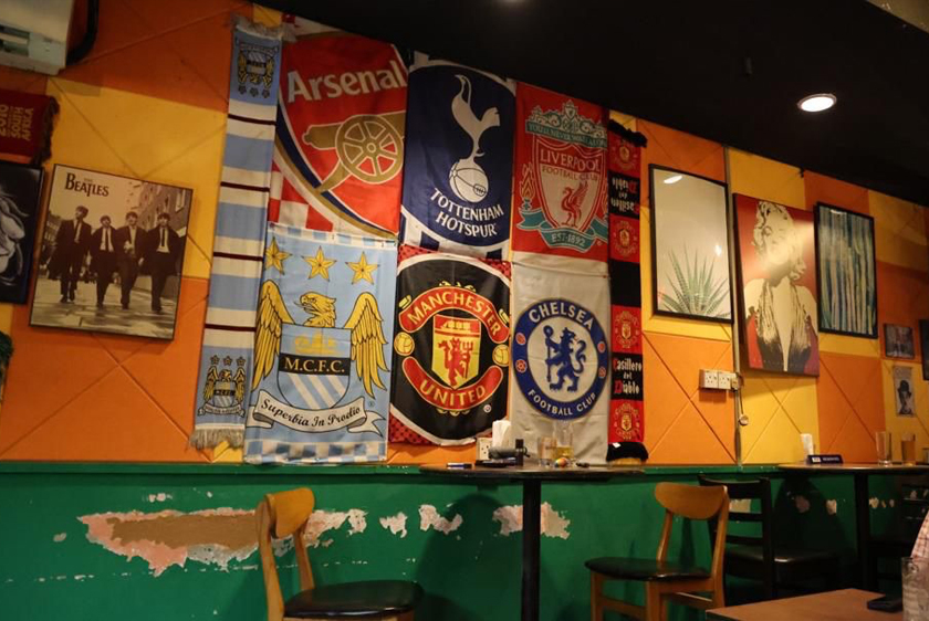 Suasana dalaman Rueben Bistro di USJ yang dihiasi memorabilia kelab bola sepak antarabangsa, menjadikan premis ini tumpuan peminat sukan untuk menonton perlawanan secara langsung dalam suasana santai dan komuniti. - Gambar Astro