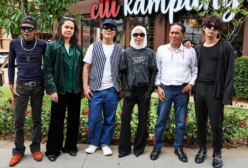 Ella bergambar bersama artis-artis yang akan menjayakan "Majlis Tertinggi Rockqueen Ella”, turut kelihatan Amir Masdi, Sam Bunkface dan Tam Spider. - Foto Bernama